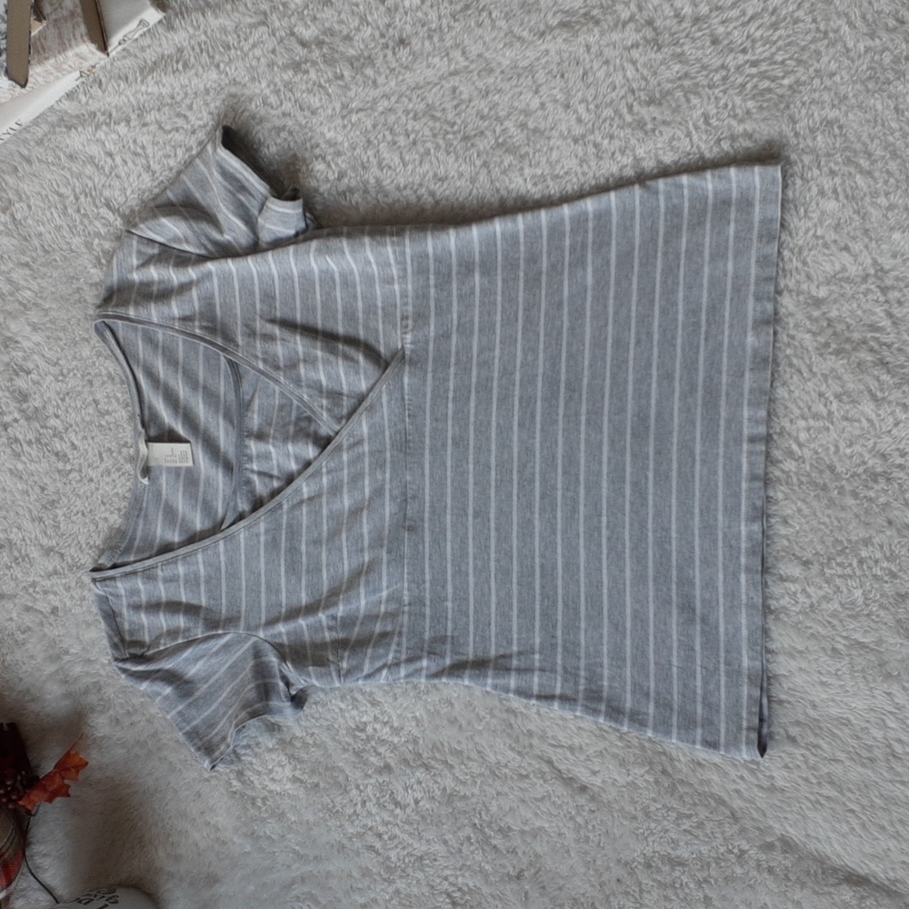 H&M Mama Maternity Womens Grey and White Nursing Tee Size Medium